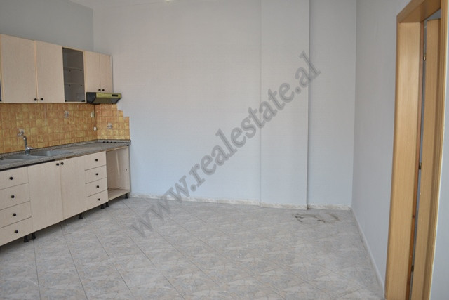 Apartament 1+1 per qira ne rrugen Bilal Konxholli ne Tirane.

Ndodhet ne katin e 3-te te nje vile 